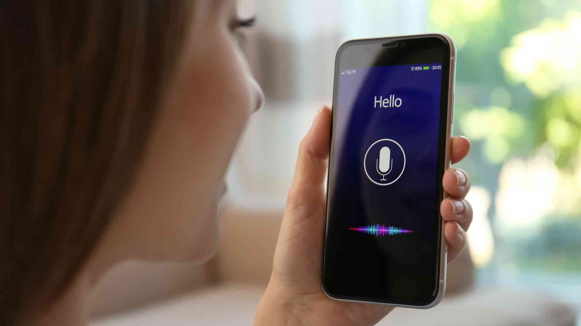 Voice Search wird für die Sucheingabe eines Smartphones verwendet