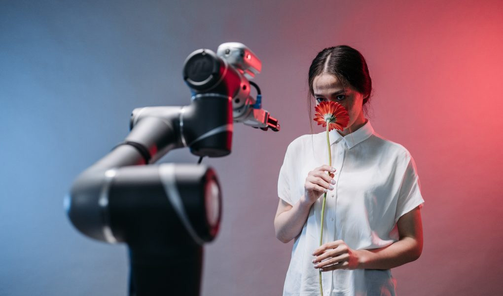 Roboter überreicht einer Frau eine Blume