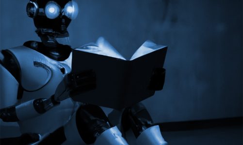 Futuristischer Roboter liest ein Buch über die Entwicklung von Künstlicher Intelligenz und Marketing Automation.