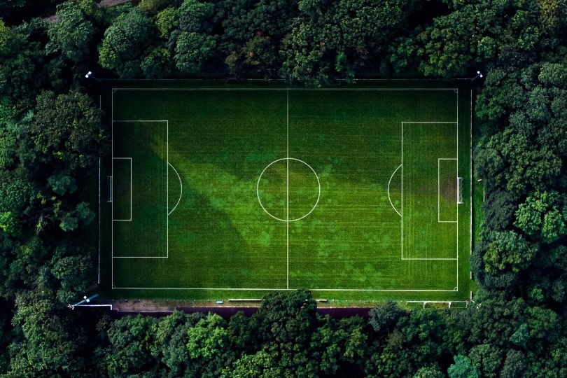 Das runde Leder und der blaue Planet – der CO2-Fußabdruck im modernen Fußballgeschäft