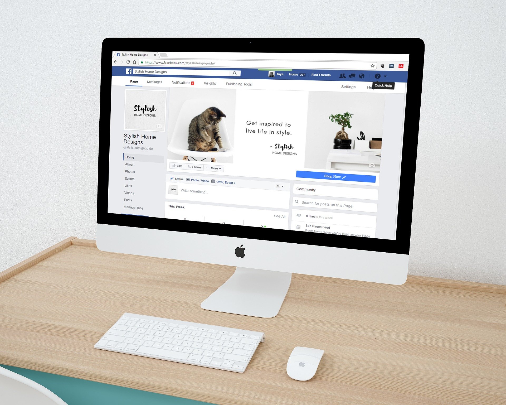 MacBook mit einer Facebook Seite offen